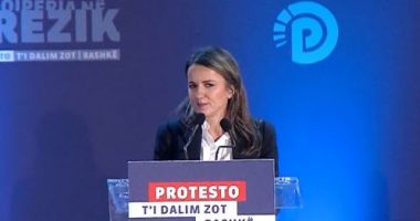 Rudina Hajdari në protestë, përlotet kur kujton të atin