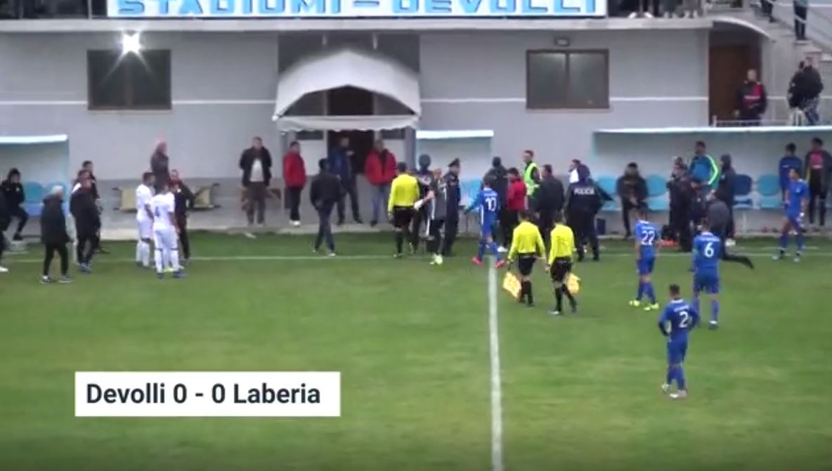 VIDEO/ Sërish incidente në futbollin shqiptar, tifozët godasin me sende të forta anësorin në ndeshjen Devolli-Labëria