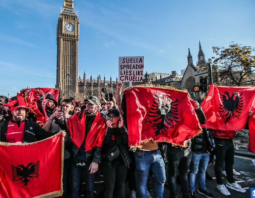 “Tubim i turpshëm”, ish-politikani britanik shpërthen ndaj shqiptarëve që protestuan sot në Londër
