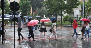 Reshje shiu thuajse në të gjithë vendin dhe ulje temperaturash, parashikimi i motit për sot