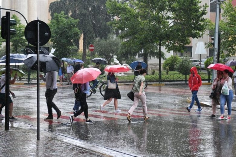 Reshje shiu thuajse në të gjithë vendin dhe ulje temperaturash, parashikimi i motit për sot