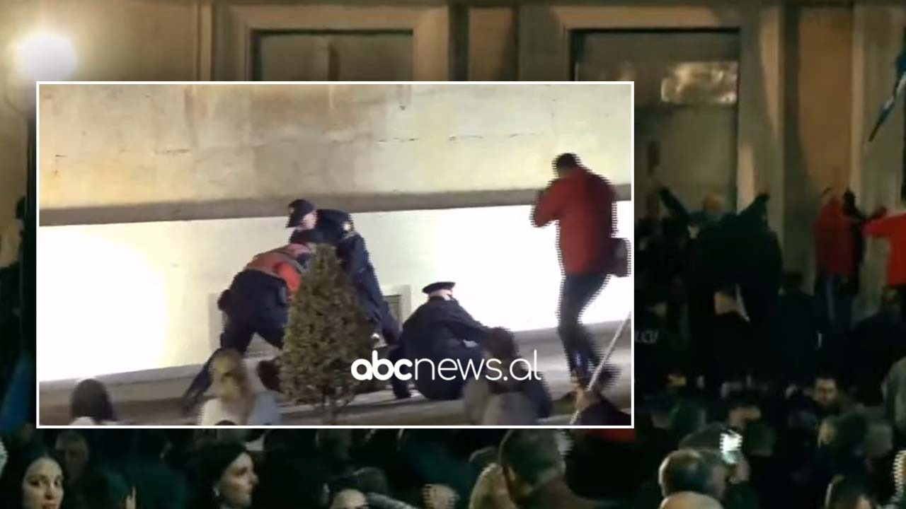 Protestuesit ngjiten në shkallët e Kryeministrisë, disa shoqërohen nga policia pas tensioneve