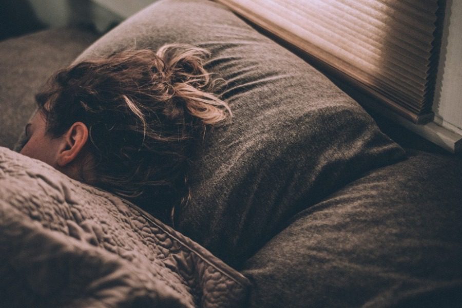 Çfarë ndodh me trupin tuaj nëse flini më pak se gjashtë orë
