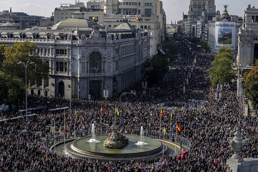 Spanjollët dalin në protestë për të mbrojtur sistemin shëndetësor, qeveria i mbështet