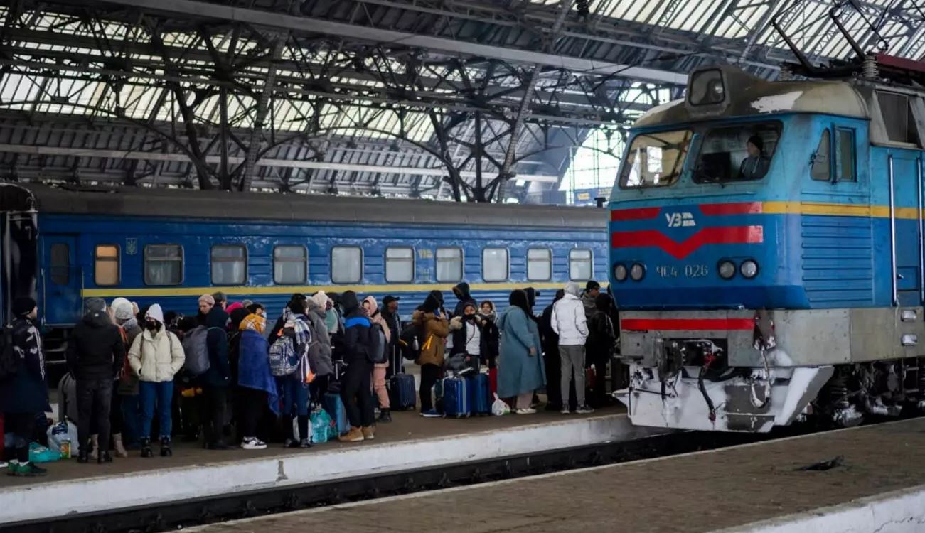 Niset treni i parë nga Kievi për në Kherson-in e çliruar pas 8 muajsh pushtim