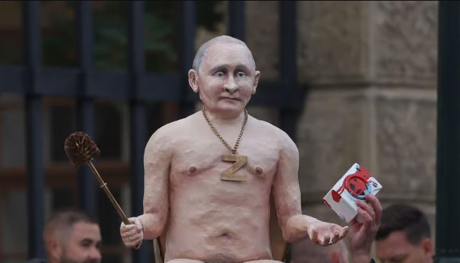 FOTO/ “Ulur mbi tualetin e artë”, del në ankand skulptura nudo e Putinit