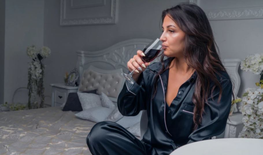 Një gotë verë para gjumit e ndihmon apo e shkatërron natën tuaj?