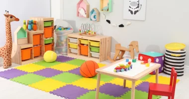 Rrihte foshnjat në çerdhe, arrestohet edukatorja