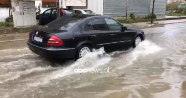Reshjet e shiut, përmbyten disa rrugë në Durrës