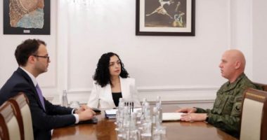 Presidentja Osmani diskuton për situatën e sigurisë me komandantin e FSK-së