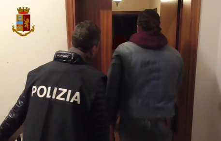 Ia kishin “mbathur” gjatë operacioneve policore, 7 të arrestuar në Itali, mes tyre 2 shqiptarë
