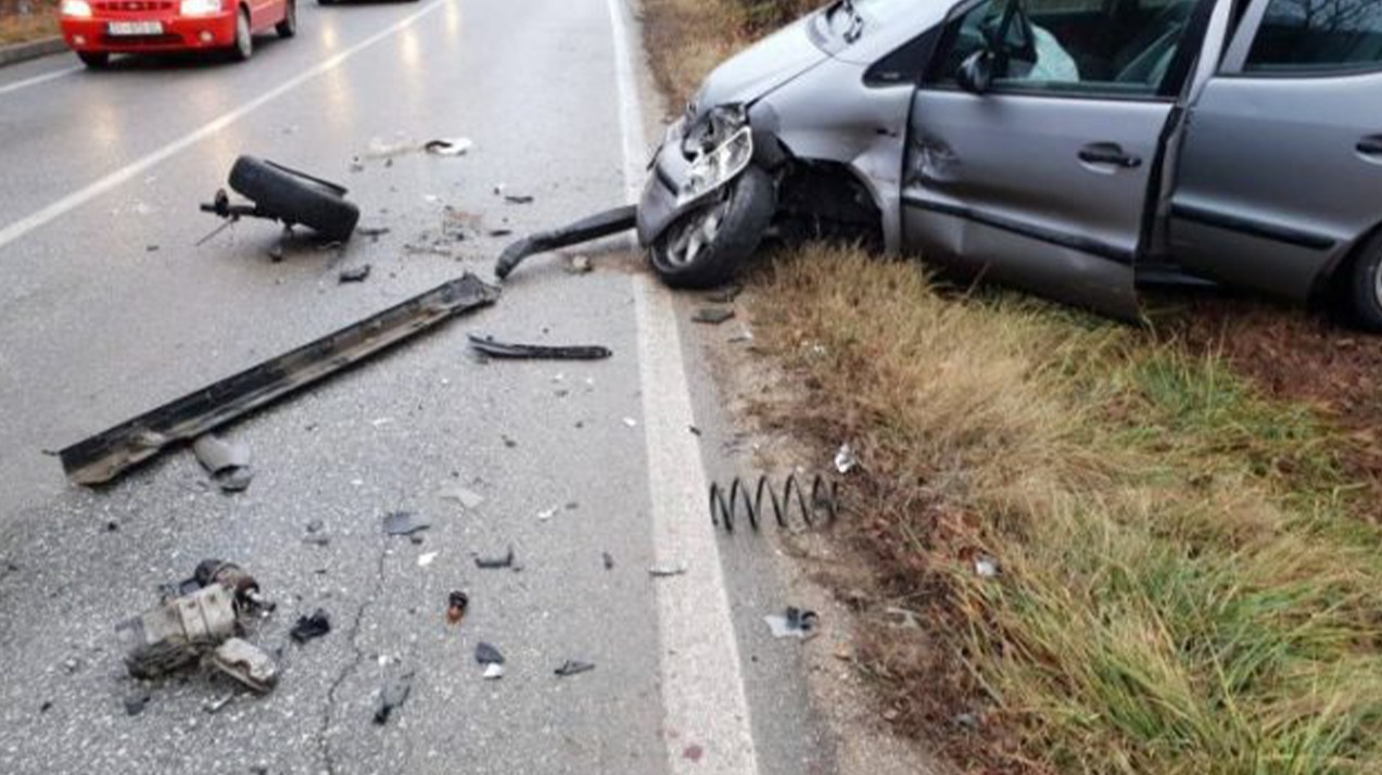 Del nga rruga makina në Pogradec, plagoset shoferi 27-vjeçar