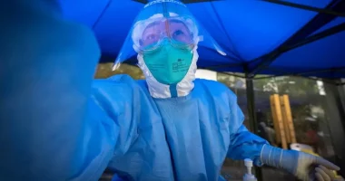 Kina lehtëson masat e karantinës dhe bllokimit për Covid