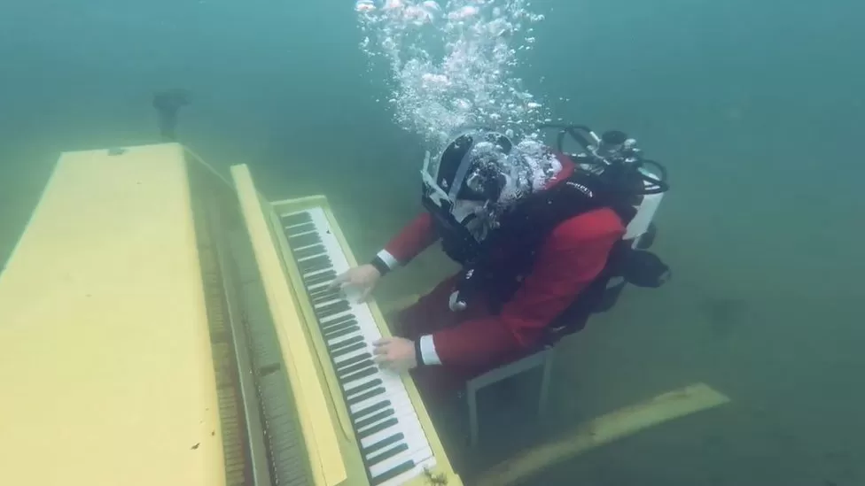 VIDEO/ I riu vendos rekord, luan me piano në fund të detit