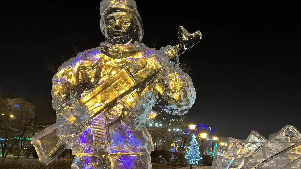 Rusët zbukurojnë sheshin për Krishtlindje me ushtarë prej akulli