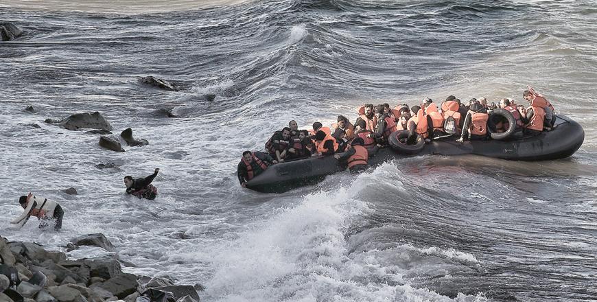 Gomonia me emigrantë përplaset me shkëmbinjtë pranë Greqisë, foshnja bie në det dhe humb jetën
