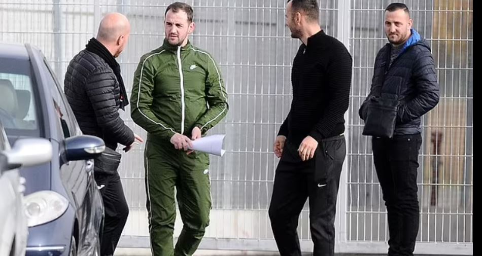 Britania deporton 11 shqiptarë në Tiranë, Daily Mail: Kriminelët kthehen në Shqipëri