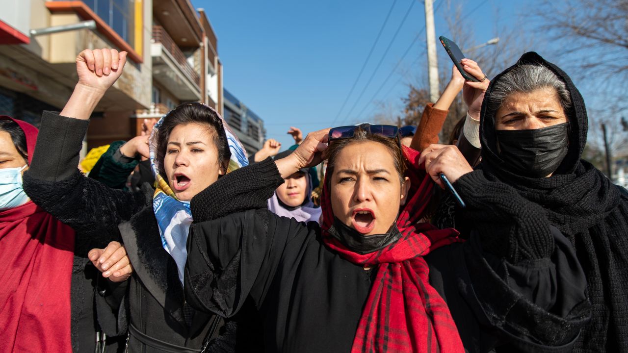 Talebanët i ndaluan të shkonin në universitet, gratë në Afganistan dalin në protestë