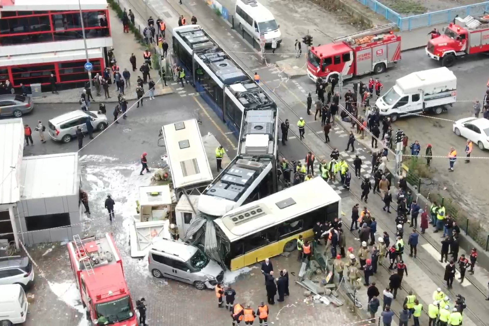 VIDEO/ Aksident i rëndë në Turqi, tramvaji përplaset me autobusin, 19 të plagosur