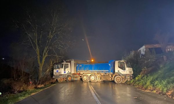 Ndizen tensionet në veri, Vuçiç kërcënon me futjen e ushtrisë në Kosovë, policia qëllohet me armë nga grupet kriminale serbe