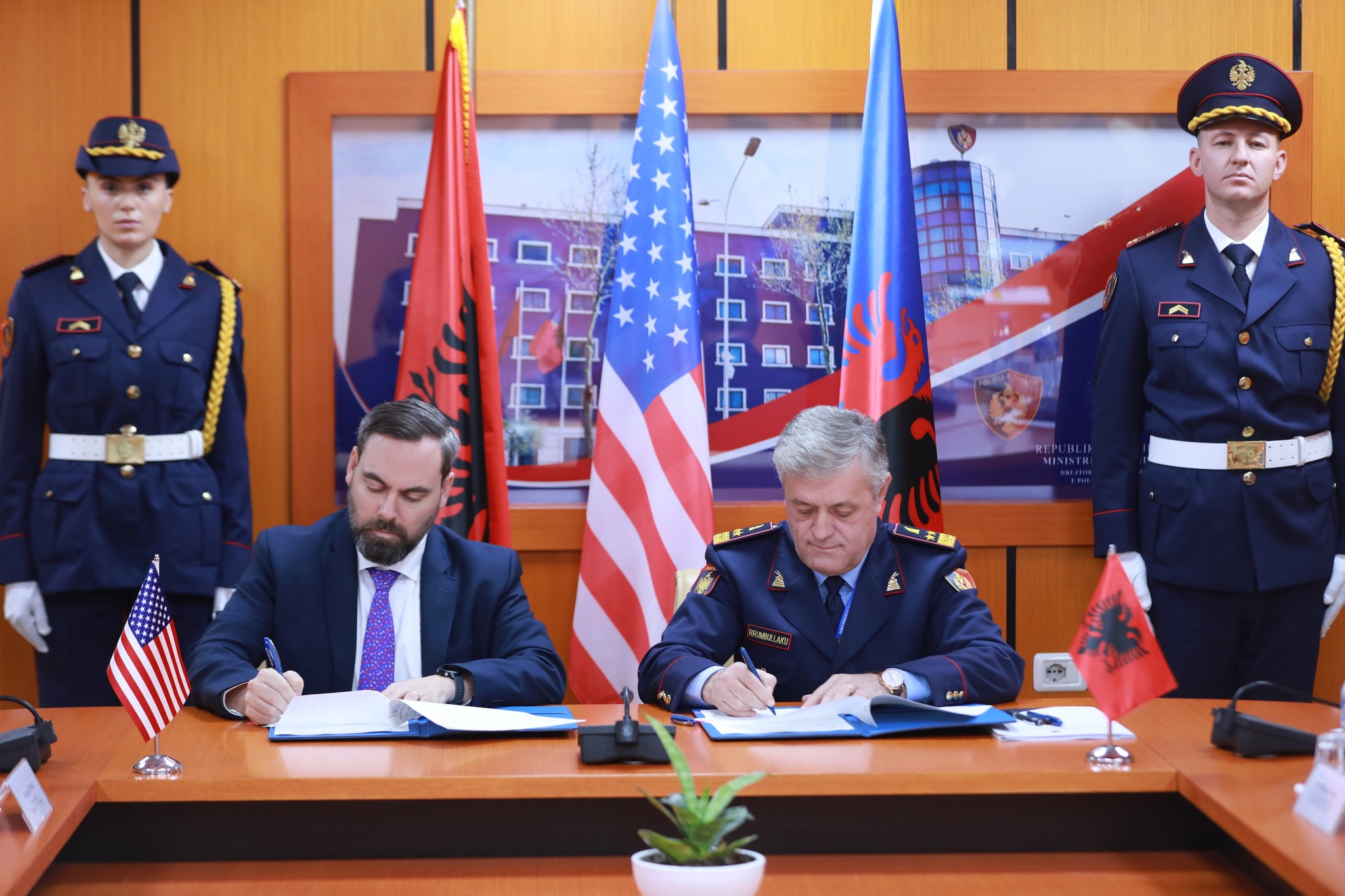 Ambasada e SHBA-ve i dhuron Shqipërisë pajisje teknologjike bashkëkohore, me vlerë 385 000 dollarë