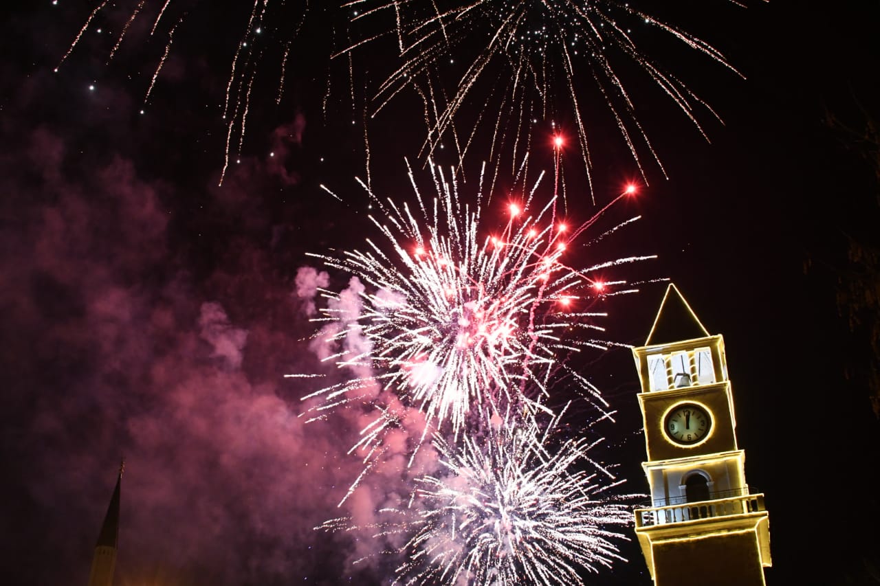 Nën magjinë e fishekzjarreve, troket Viti i Ri 2023, ABC ju uron “Gëzuar”
