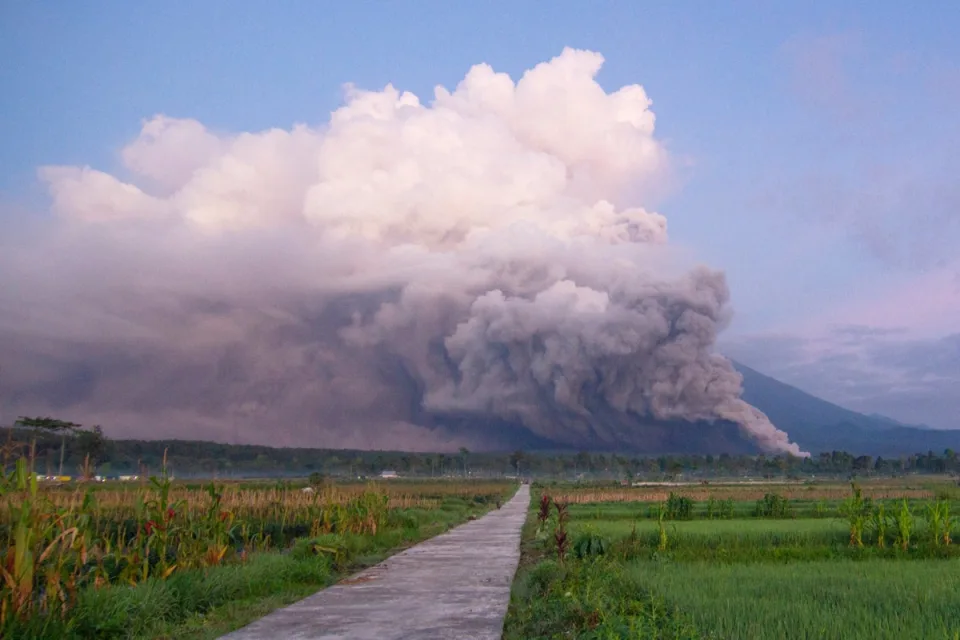 Shpërthen vullkani më i lartë në Indonezi, fillojnë evakuimet në ishullin më të dendur