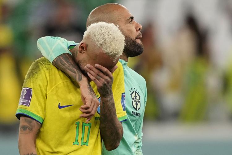 Alves i kërkon Neymar të mos largohet nga Brazili: Mos lejoni që dhimbjet të gëlltisin lumturinë