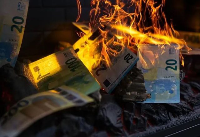 Gruaja ndez oxhakun për festa por sjell hidhërim, digjen 20,000€ që kishte fshehur i shoqi në të