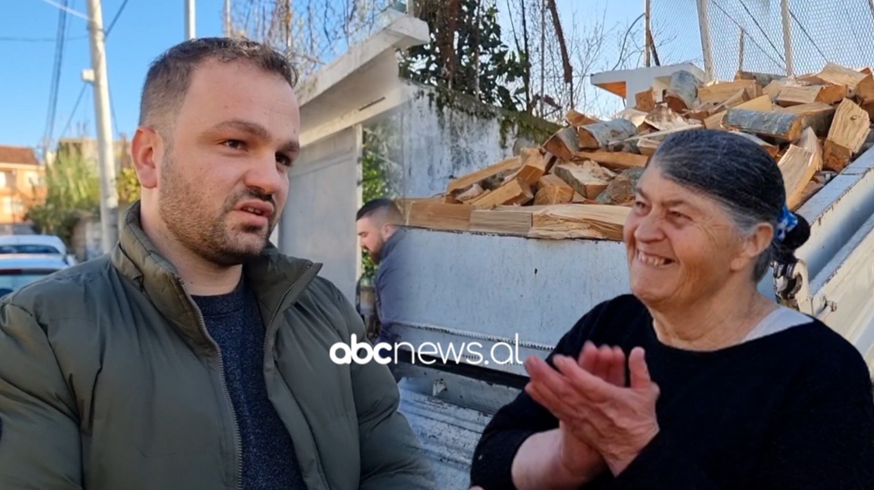 VIDEO/ Gruaja e vetmuar nga Shkodra kërkoi në Abc dru për tu ngrohur, dhjetëra qytetarë i vijnë në ndihmë