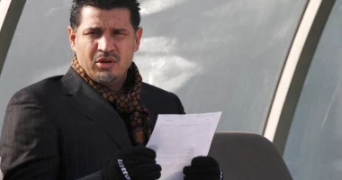 Kundërshtoi hapur regjimin, familja e legjendës së futbollit iranian ndalohet të dalë nga vendi