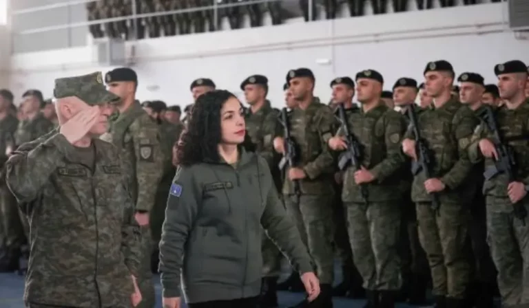 Osmani tregon pse e veshi sot uniformën ushtarake: Nuk ka të bëjë me situatën që jemi