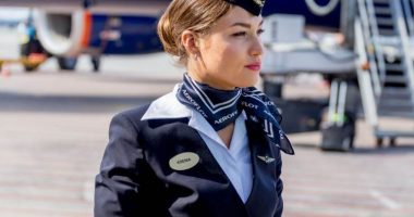 Pse stjuardesat mbajnë shall rreth qafës?