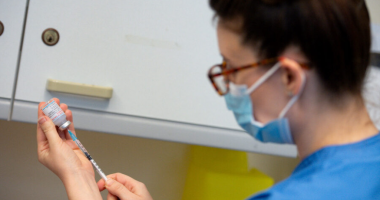 Vaksina kundër kancerit po jep efekt, zbulimi i “Moderna” dhe “Merck” rrit shpresat