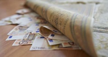 Kjo është arsyeja që duhet të fusni para poshtë tapetit natën e ndërrimit të viteve