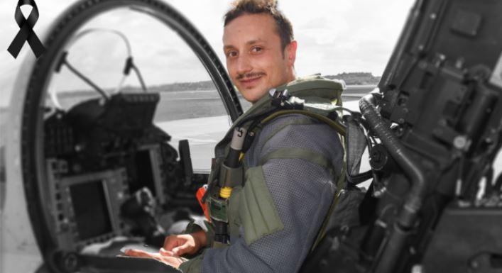 Piloti hero, qëndroi deri në fund në avionin ushtarak pas shpërthimit që të mos përplasej mbi zonën e banuar