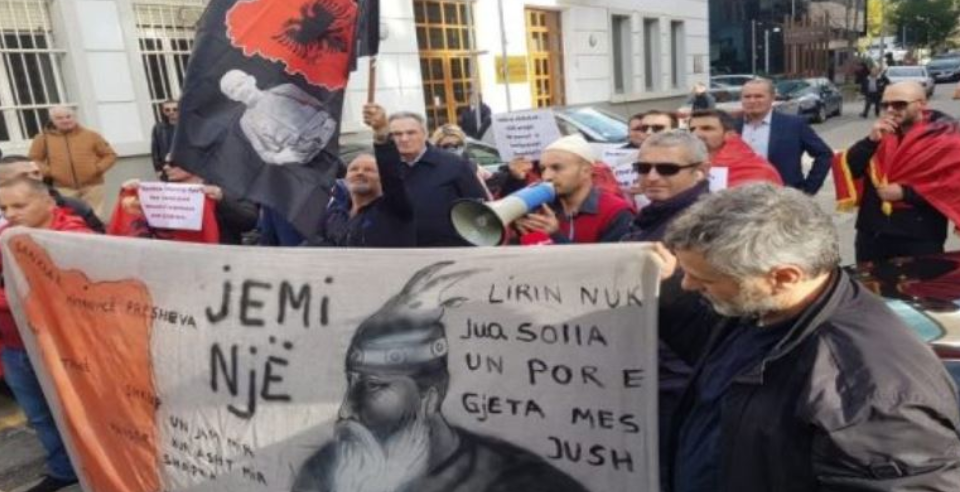 Tensions in the north of Kosovo, protest in front of the Serbian embassy in Tirana
