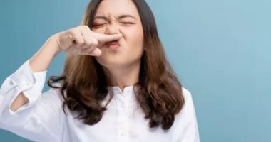 Pse sa herë teshtijmë i mbyllim sytë?