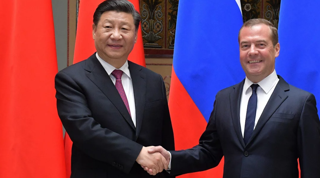 Ish-presidenti rus vizitë në Pekin, takohet me Xi Jinping