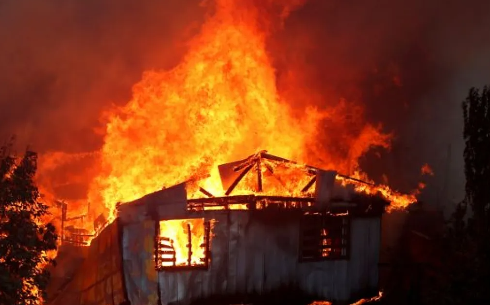 Kili përfshihet nga zjarri, 2 viktima dhe 400 shtëpi të djegura