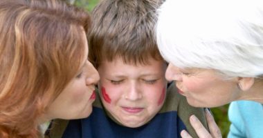 Pse nuk duhet t’i detyroni fëmijët tuaj të përqafojnë dikë kur ata nuk dëshirojnë