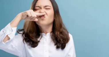 A është e mundur të teshtijmë me sytë hapur?