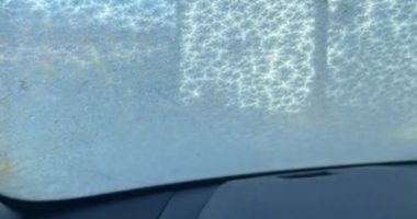 VIDEO/ Çfarë duhet të bëni nëse ju ngrin xhami i makinës