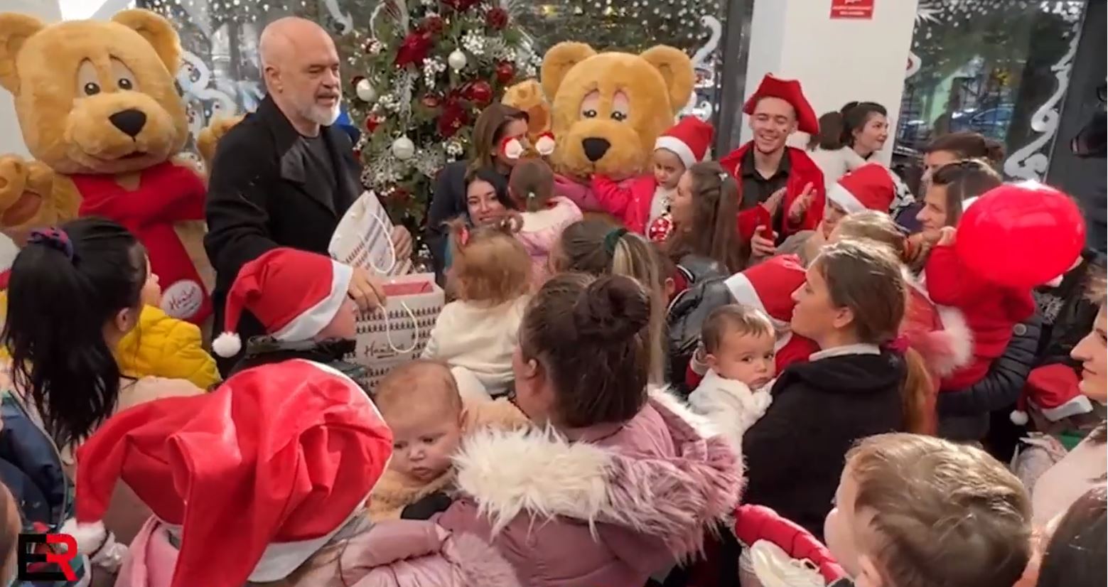 VIDEO/ Vigjilje Krishtlindjesh, kryeministri Rama në Pediatrinë e Tiranës shpërndan dhurata për fëmijët