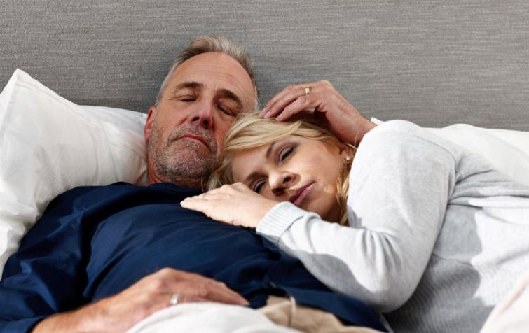 Përse njerëzit kur plaken e kanë të vështirë të flenë gjumë