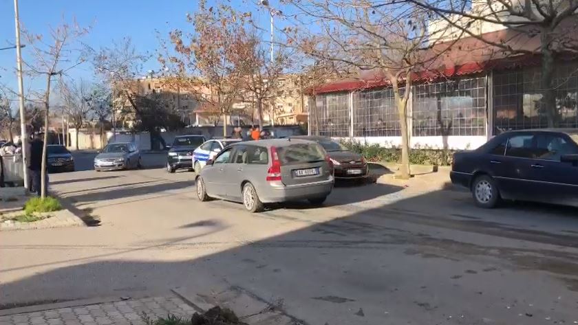 Tapë në timon, shoferi shkakton aksident në Vlorë, përplaset me dy makina dhe rrëzon pemën