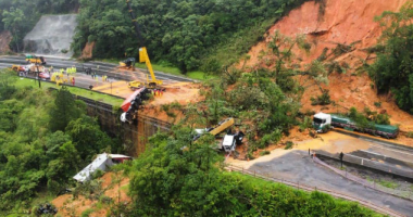 Dy të vdekur dhe 50 të zhdukur nga rrëshqitjet e dheut në Brazil