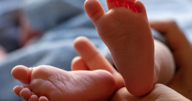 Ishin të vaksinuar kundër Covid, prindërit refuzojnë t’i japin gjak foshnjës së tyre dhe humbasin kujdestarinë