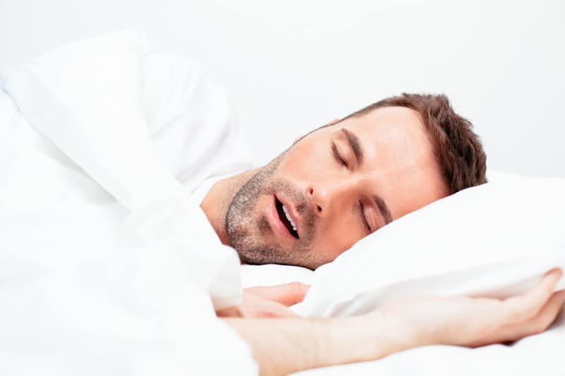 Ky zakon gjatë gjumit është mjaft i rrezikshëm për dhëmbët tuaj