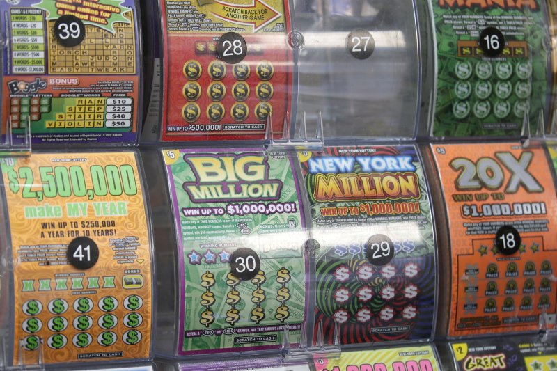Miku i sugjeroi të blinte një biletë, burri fiton 500,000 dollarë në lotari